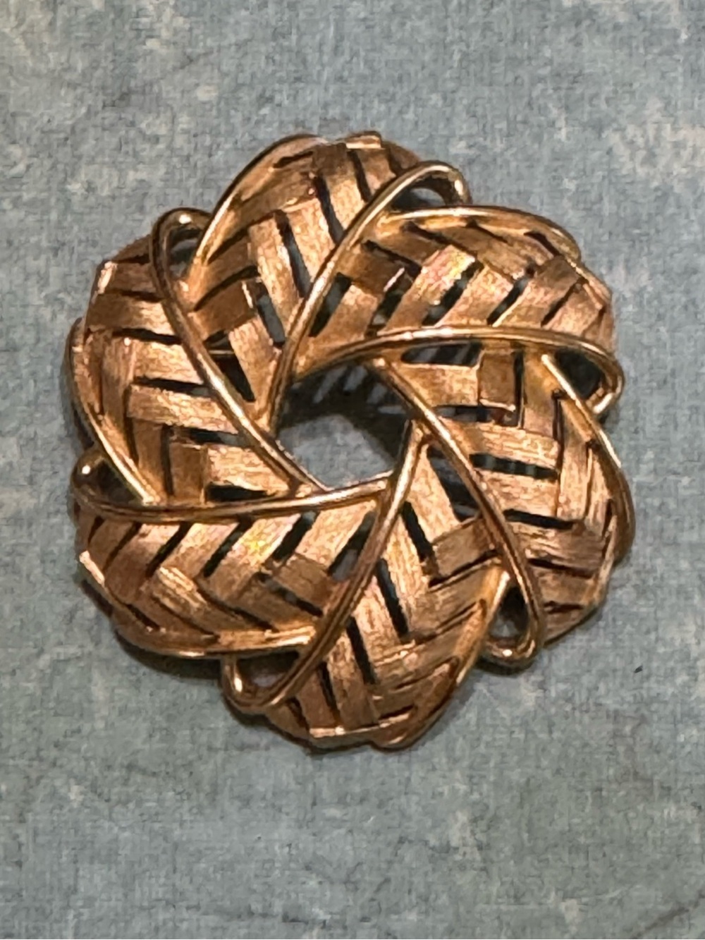 VINTAGE CROWN TRIFARI RIBBON WREATH BROOCH